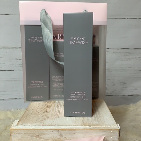 Normal to dry skin* Age Minimizer 3D 4-in-1 Cleanser Set - Picture 3 of 6